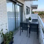 Con Piscina Y Cerca De La Playa 公寓
